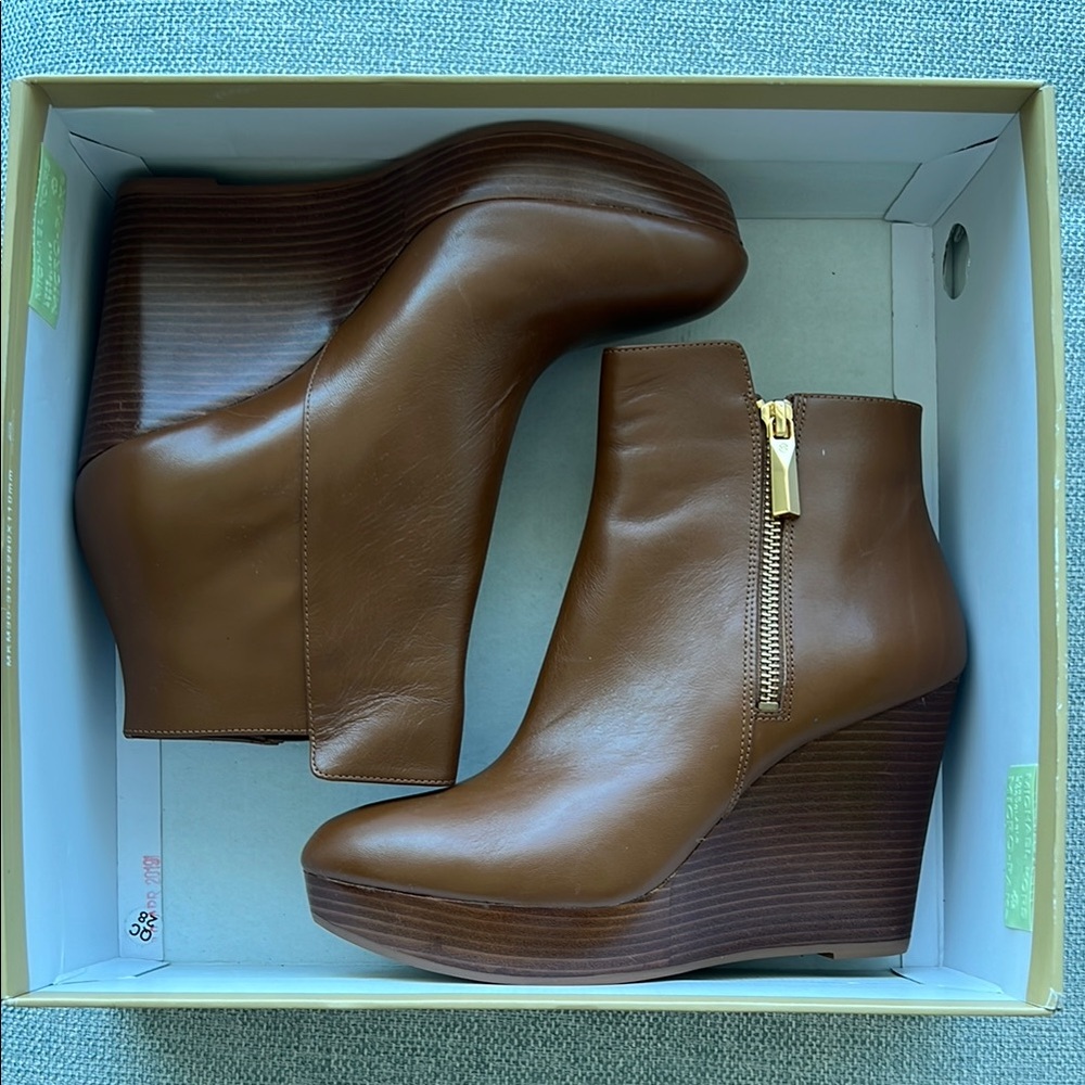 Michael Kors Tan Leather Brown Alane Wedge Ankle Boots. Size 7.5 NWT